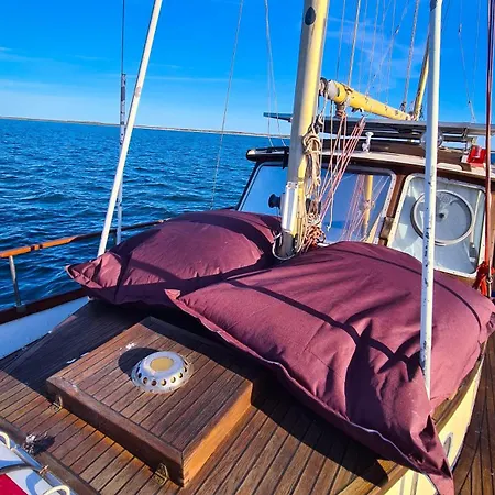 Botel Piam - Boat House *