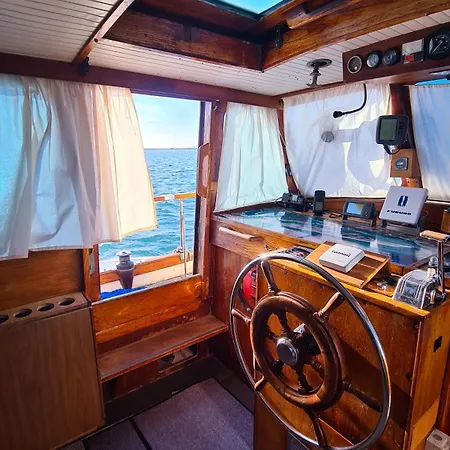Botel Piam - Boat House *