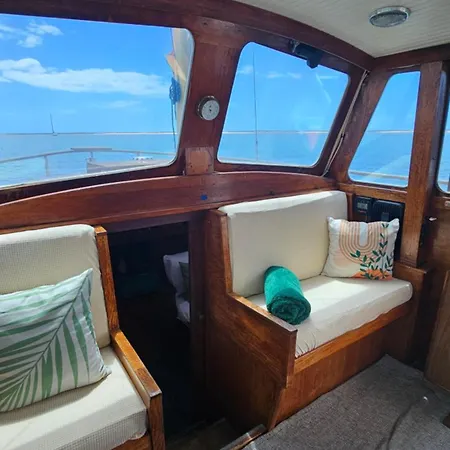 Piam - Boat House Botel Faro
