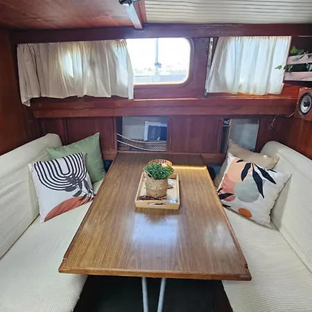 Botel Piam - Boat House *